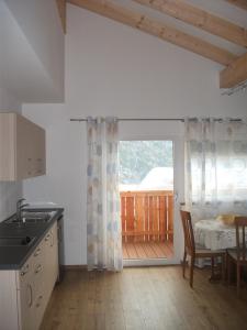 A kitchen or kitchenette at Appartments Stoanegg
