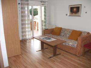 A seating area at Appartments Stoanegg