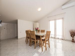 Fotografie z fotogalerie ubytování Spacious apartment with garden v destinaci Vrsi