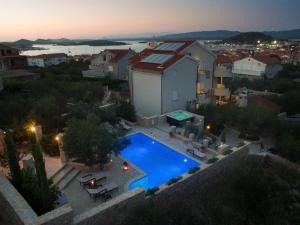 - une vue aérienne sur une maison avec une piscine dans l'établissement Splendid Apartment in Murter with Swimming Pool, à Murter