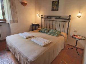 A bed or beds in a room at Farmhouse in Proceno with Pool Views