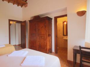 A bed or beds in a room at Farmhouse in Proceno with Pool Views