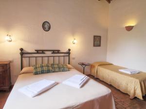 A bed or beds in a room at Farmhouse in Proceno with Pool Views