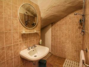 A bathroom at Farmhouse in Proceno with Pool Views