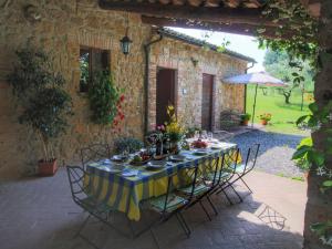A garden outside Farmhouse in Proceno with Pool Views