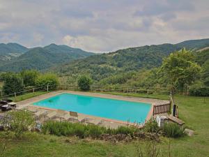 ApecchioにあるFarmhouse with pool in the hills beautiful views in the truffle areaの大きなスイミングプール(椅子付)