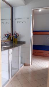 卡达斯诺瓦斯Eldorado Flat Service的一个带柜台和水槽的厨房