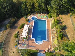 een uitzicht over een zwembad in een park bij Belvilla by OYO Il Girasole in Apecchio