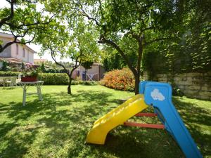 アニョーネ・バーニにあるCasa unifamiliar con jard n privadoの庭の黄色・青の滑り台