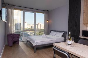 Postel nebo postele na pokoji v ubytování Stylish panoramic apartments. Smartplaza. Metro Minskaya