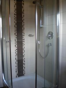 een badkamer met een douche en een bad bij Haus Helene in Rauris