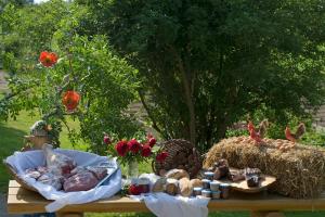 een picknicktafel met vlees en andere voedingsmiddelen erop bij Landgasthaus Engel - Naturparkwirt in Höchenschwand