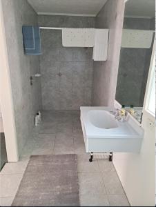un baño con lavabo y ducha en Paihia Star Motel, en Paihia 16 fotos más