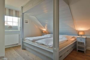 Haus-Blum-schoene-Ferienwohnung-in-absolut-ruhiger-Lage-in-Westerlandにあるベッド