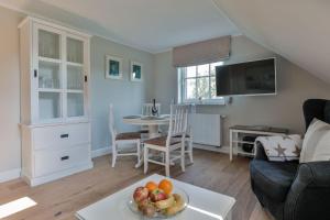 a living room with a bowl of fruit on a table at Haus-Blum-schoene-Ferienwohnung-in-absolut-ruhiger-Lage-in-Westerland in Westerland