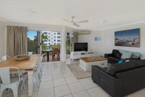 Televisyen dan/atau pusat hiburan di Dockside Apartments Mooloolaba