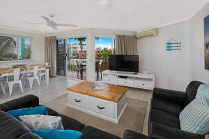 Televisyen dan/atau pusat hiburan di Dockside Apartments Mooloolaba