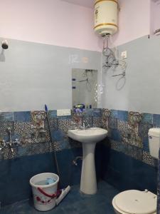 a bathroom with a sink and a toilet at Mohinder & Mohindra Home Stay in Bīr