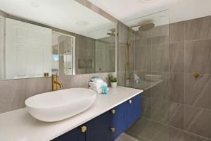 Bilik mandi di Dockside Apartments Mooloolaba