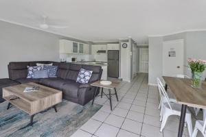 Ruang duduk di Dockside Apartments Mooloolaba