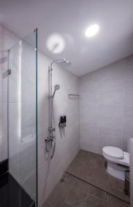 y baño con ducha y aseo. en The Cliff Elegance Resort, en Ao Nang Beach