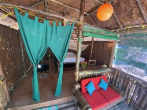 una vista aérea de una habitación con una cama en una cabaña en Emerald Gecko, en Isla Havelock