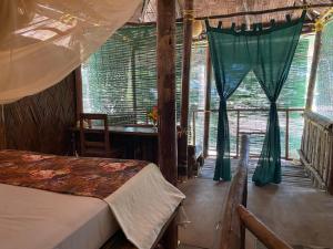 1 dormitorio con cama y ventana grande en Emerald Gecko, en Isla Havelock