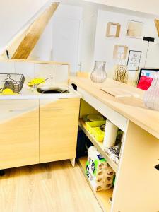 - une cuisine avec un bureau en bois et un comptoir dans l'établissement Logement Agréable récemment rénové à Aubusson centre, à Aubusson