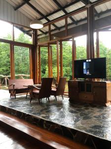 TV a/nebo společenská místnost v ubytování Baan Chan Lay Koh Chang