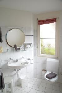 Ett badrum på Hotel Garni Arnegg