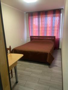 ein kleines Schlafzimmer mit einem Bett und einem Fenster in der Unterkunft Hotel Yuvileyny in Khrystynivka