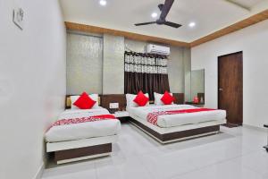 Hotel Bansidhar-Somnath客房内的一张或多张床位