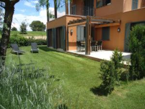 Vonkajšia záhrada v ubytovaní Casa bonmont con vistas al mar piscina y port aventura