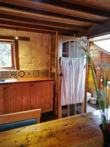 een houten kamer met een tafel en een raam bij Happy Nest in Jackeys Marsh