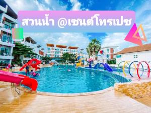 un complejo con piscina y parque acuático en Saint Tropez Beach Hotel en Chao Lao Beach