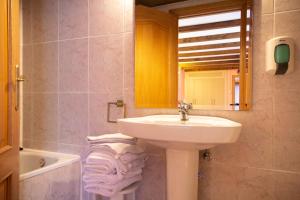 La salle de bains est pourvue d'un lavabo et d'un miroir. dans l'établissement Casa Rural Toki Ona II, à Valcarlos