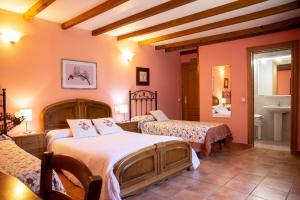 1 dormitorio con 2 camas y baño en Casa Rural Toki Ona II en Valcarlos