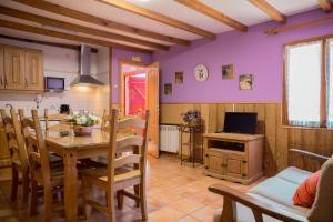 eine Küche und ein Esszimmer mit einem Tisch und Stühlen in der Unterkunft Casa Rural Toki Ona II in Valcarlos