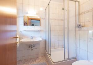 Kylpyhuone majoituspaikassa Gästehaus Golker