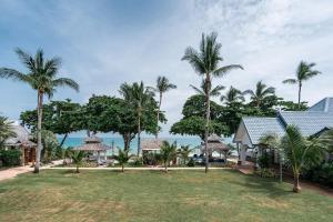 een uitzicht op het terrein van een resort met palmbomen bij King's Garden Resort - SHA Plus in Chaweng Beach