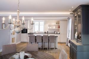 a kitchen and dining room with a table and chairs at Stroen-Hues in Hörnum