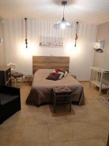 ein Schlafzimmer mit einem großen Bett und einem Tisch in der Unterkunft Chambre d'hotes Le Hamel in Le Hamel