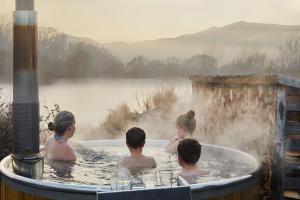 een groep mensen in een bubbelbad op een meer bij BigSky Bed and Breakfast in Omarama