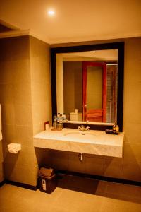 Ein Badezimmer in der Unterkunft New Sunari Lovina Beach Resort