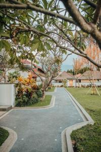 Ein Garten an der Unterkunft New Sunari Lovina Beach Resort