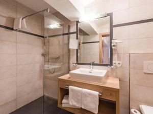 a bathroom with a sink and a shower at Lifthotel in Kirchberg in Tirol