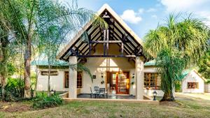 a house with a gambrel roof at Country Lane Lodge in White River