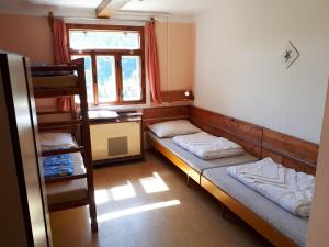 Postel nebo postele na pokoji v ubytování Horská chata U Pekařů
