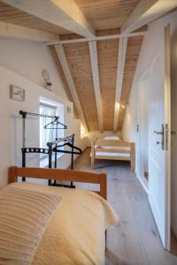 een slaapkamer met een bed en een houten plafond bij Apartments Bepi Komiza in Komiža