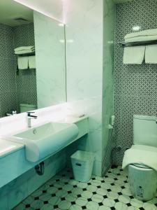 Chiangkhong Teak Garden Riverfront Onsen Hotel- SHA Extra Plus的一间浴室